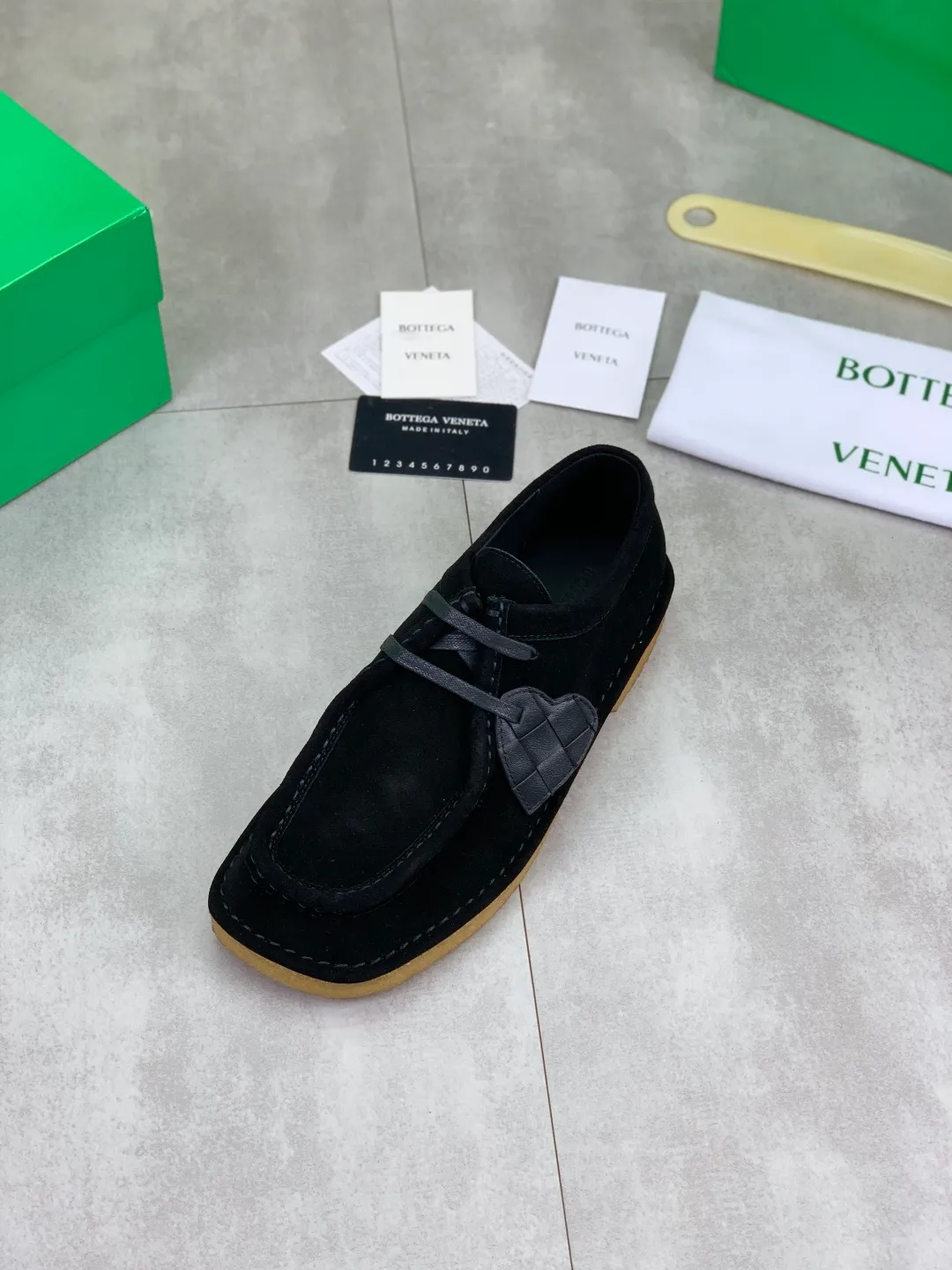 Men's men's shoes 💰P740 New model 💰 Top quality (beef tendon outsole series) 💎💎💎 BOTTEGA VENETA official website synchronizes the latest model, top version of the market's highest version of BV business leather shoes, accept material comparison, shoe type comparison, process comparison, practical and texture, versatile, suitable for any occasion, the more you look at it, the more flavorful it becomes. Pure hand-woven craftsmanship - upper material, imported original hand-woven calfskin - high-quality water-dyed sheepskin lining - original private model customized beef tendon outsole -Size: female 35-39 (34 40 customized) male 39-44 (38 45 customized) Comes with original BV green box, complete packaging.